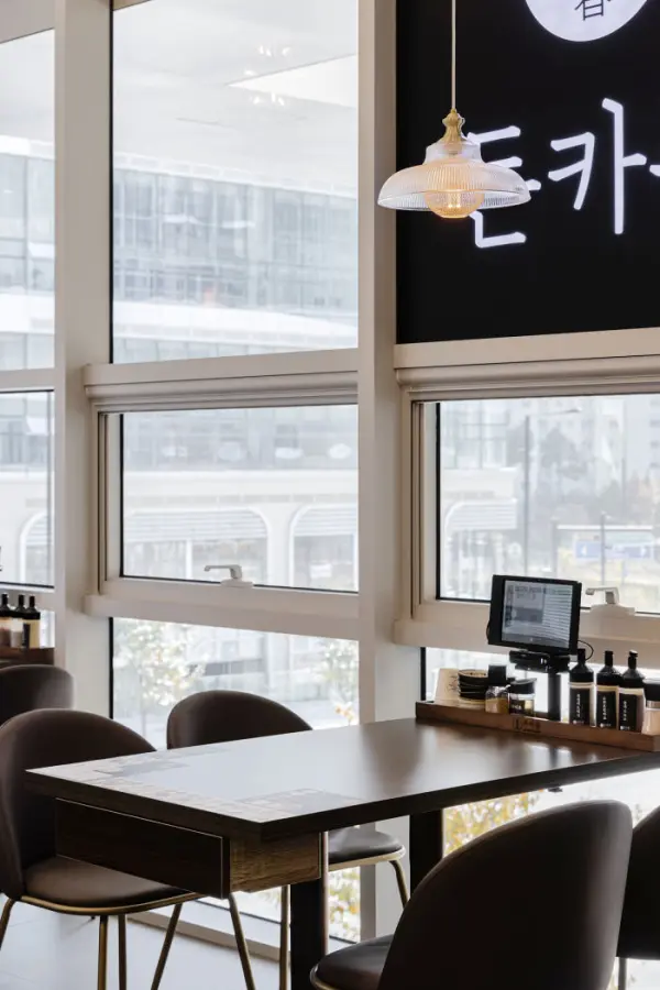 빈티지 펜던트와 모던 가구의 조화로운 식당